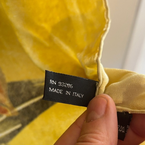 Elegant Velvet Floral Scarf from Italy - Picture 3 of 4